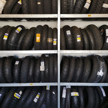 Reifen-Verkauf und -Montage Große Auswahl an Reifen vieler Hersteller