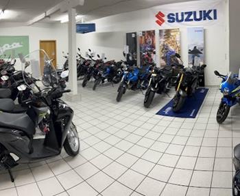   Seit 1950 Ihr kompetenter Motorradhändler in Freudenstadt. Wir haben uns weit über die Grenzen des Kreis Freudenstadts einen Namen gemacht, sind seit Jahrzehnten Vertragspartner von Yamaha, Suzuki und Piaggio. Als Zweir ...