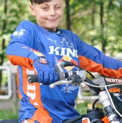 Noel Rosenegger Privat: Geboren: 04.01.2012 Wohnort: Münster/Tirol Nation: Österreich MX seit: 2020 Hobbys: Motocross, BMX fahren, Skifahren Lieblingsstrecke: Kundl Vorbilder: Julian Seebacher und Richard Kreidl Motorrad: KTM 50 SX und ...