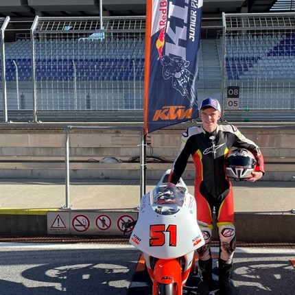 Tristan Walch HALLO ICH BIN TRISTAN WALCH Geboren am 13. Mai 2004 Besuche die 7. Klasse des BRG Reutte/ Tirol mit Schwerpunkt Sprachen Wohne in Lechaschau mit meinen Eltern Hobbys: Motorradfahren, Badminton, Schisport: Nordisch und ...