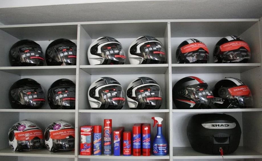 Helme, Bekleidung und Zubehör  Bild 2:  Helme, Bekleidung und Zubehör