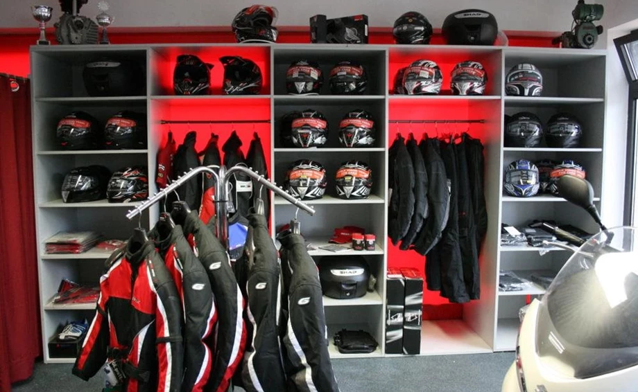 Helme, Bekleidung und Zubehör  Bild 1:  Helme, Bekleidung und Zubehör