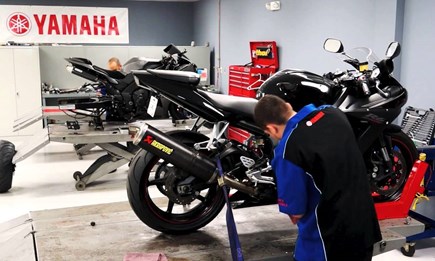 MOTORRADPFLEGE, -AUFBEREITUNG UND WINTEREINLAGERUNG