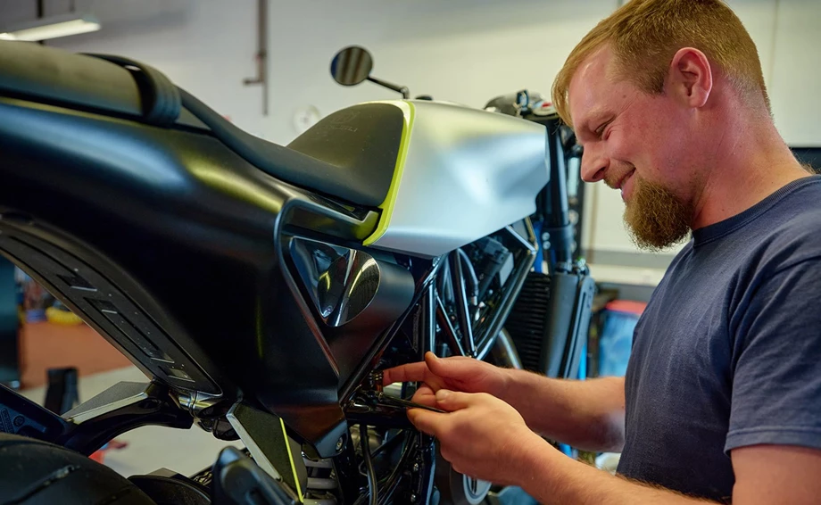 Geschulte Hände: Durchsicht. Wartung. Umbau. Bild 1: Geschulte Hände: Durchsicht. Wartung. Umbau.