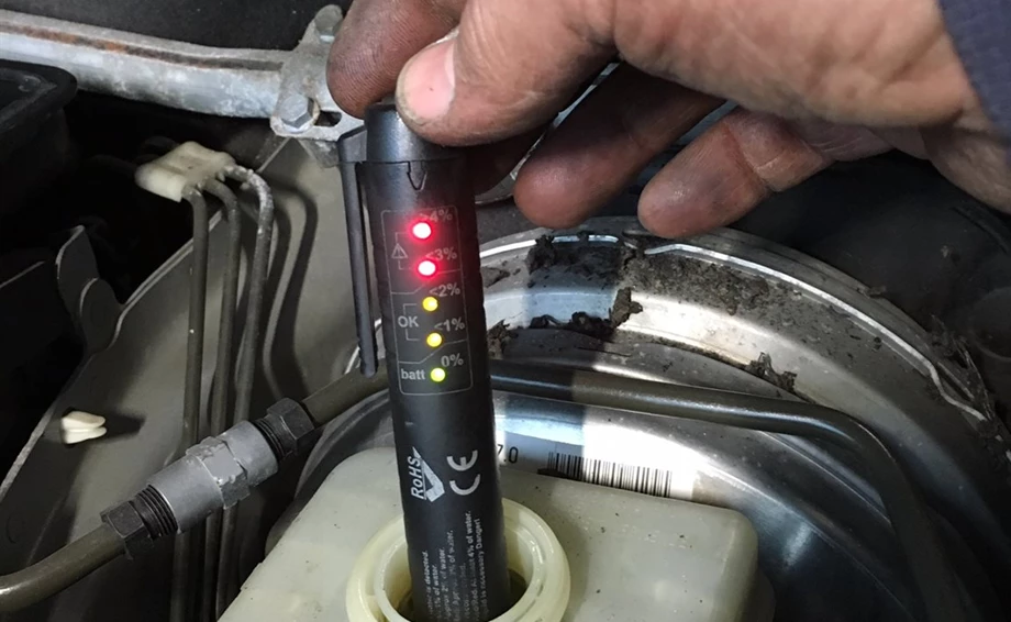 Bremsflüssigkeit Service - der Kfz Service für Ihre Sicherheit Bild 1: Bremsflüssigkeit Service - der Kfz Service für Ihre Sicherheit