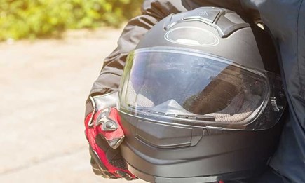 Bekleidung und Helme