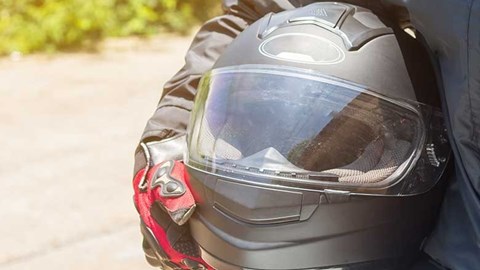 Bekleidung und Helme