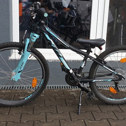 KTM Kinderfahrrad WILD BEE Zustand: Gebraucht Fahrradschaltung: Kettenschaltung Laufradgröße: 24 Zoll Farbe: Mehrfarbig Gewicht ca.:12.9 kg Schalthebel: Shimano SL-RS36 Drehgriff 3/6 - mit Ganganzeige Vorbau: KTM Line AS-6028 15° Gabelmarke: SR Su ...