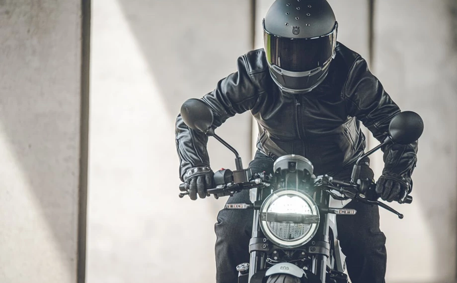 "Explore the world your own way" Bild 1: "Explore the world your own way"