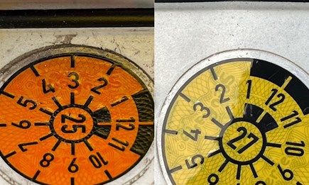 TÜV Plakette - aus Orange wird Gelb