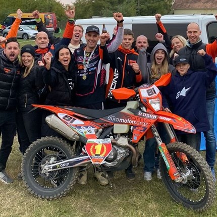 Mario Hirschmugl holt sensationell ungarischen Cross-Country Meistertitel!  Gestern, Samstag dem 26. Oktober fand in Piliscsev/ Ungarn das große Finale zur diesjährigen ungarischen Cross-Country Staatsmeisterschaft statt. Der Kapfensteiner KTM Pilot Mario Hirschmugl konnte sich nach 2022 erneut  ...