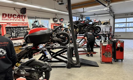 Unsere Motorrad-Werkstatt Unsere Motorrad-Werkstatt