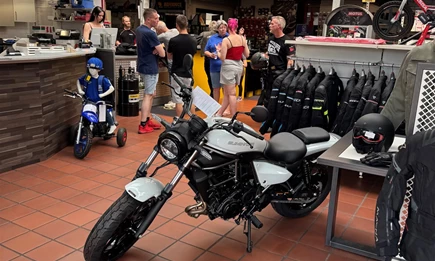 Unsere neuen Bekleidungs-Shops im Bikerzentrum BERENTELG: Mehr Auswahl, mehr Service, mehr Motorradleidenschaft Unsere neuen Bekleidungs-Shops im Bikerzentrum BERENTELG: Mehr Auswahl, mehr Service, mehr Motorradleidenschaft