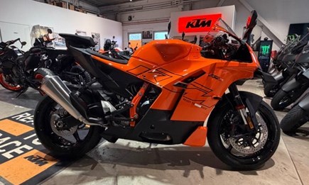 Die brandneue KTM 990 RC R live bei uns vor Ort. Jetzt schon das Traumbike für 2026 sichern.