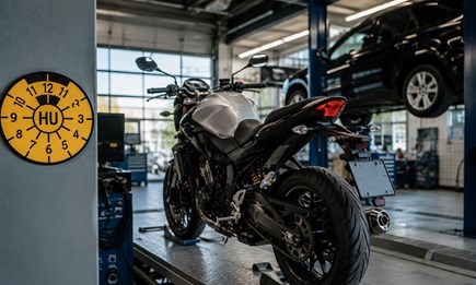 TÜV und AU – wann ist was fällig? Übersicht für Zweirad und Auto