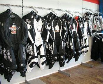  In unserer Ausstellung finden Sie eine große Auswahl an Motorradbekleidung, und dies auch für Damen, darunter schicke Freizeitjacken.  Wir sind Moto Port-BikeStore: Moto-Port lässt hochwertige Motorrad-Kleidung selbst en ...