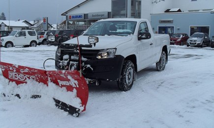 VW Amarok mit V-Pflug