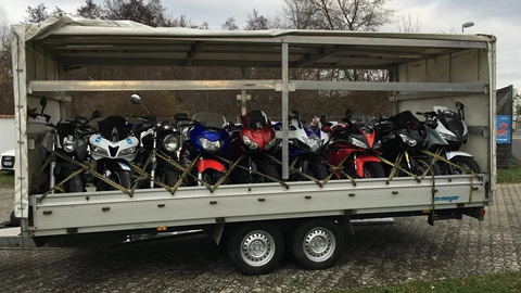 Mietanhänger geschlossen bis 9 Motorräder Mietanhänger geschlossen bis 9 Motorräder