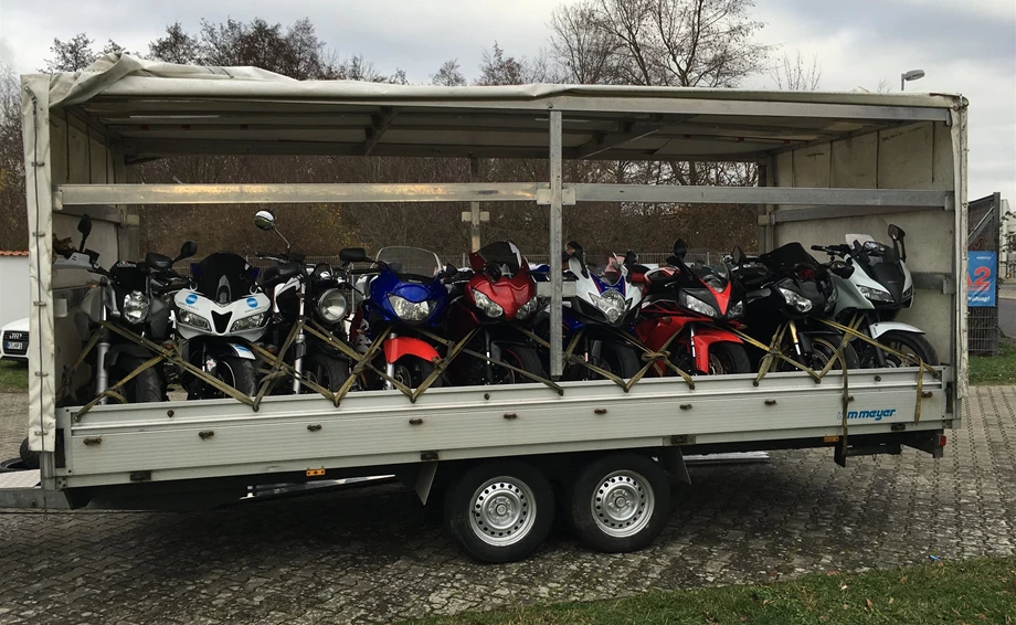 Mietanhänger geschlossen bis 9 Motorräder Bild 1: Mietanhänger geschlossen bis 9 Motorräder