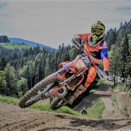 Kilian Zierer Kilian Zierer #75 - Team Euro Motors Graz Auch heuer heißt es bei Kilian und seinem Rennteam "Feuer frei". Der erst sechzehnjährige Endurosportler aus Kumberg konnte in der Saison 2016 bereits beachtliche Erfolge erziele...