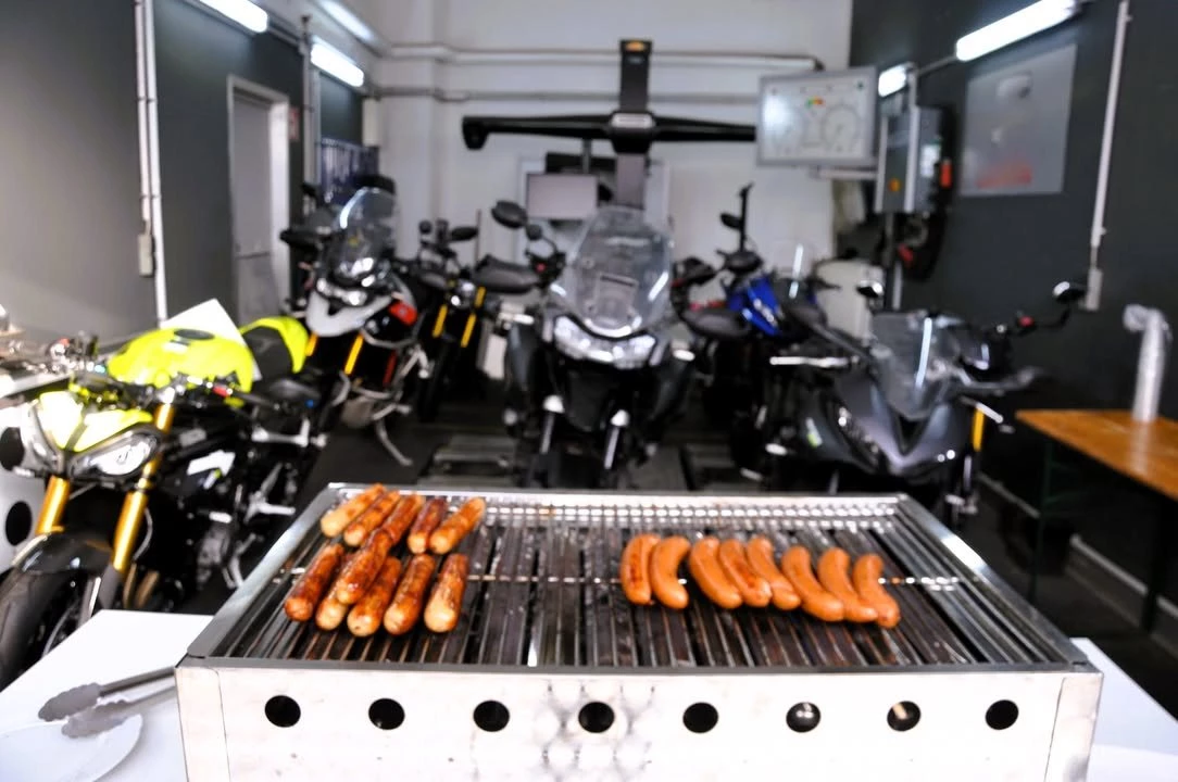 Vorschaubild für Post - 🏍️ Motor an, Puls hoch – was für ein Tag!

 Am 17. Januar hieß es bei uns: Vorhang auf für die Triumph Preview Tour – und ihr habt geliefert! 🙌

Laut, stylisch und voller Benzingespräche wurde gestaunt, probesitzt und (ja 😏) sich auch ein bisschen verliebt.

 Die neue Trident 800 hat mit ihrem Auftritt ordentlich Herzklopfen verursacht, während die Tiger 900 Alpine Edition direkt Fernweh und Abenteuerlust geweckt hat. 

Anfassen? Klar. Draufsitzen? Sowieso. Grinsen? Dauerzustand. 😎

Und weil Fachsimpelei mit leerem Magen einfach nicht funktioniert:
 🔥 Grill lief heiß
 🥤 Getränke waren eiskalt
 💬 Gespräche waren laut, herzlich und motorisiert

Danke an alle, die vorbeigeschaut haben und den Tag bei Lübkemann + Sievers GmbH zu etwas Besonderem gemacht haben – ihr habt die Hastedter Heerstraße zum Beben gebracht!

Fazit: Großartige Stimmung, starke Bikes und mehr als ein spontaner Kaufgedanke in der Luft.

 Wir sagen Danke und freuen uns schon aufs nächste gemeinsame Event! 🖤🏁

#luebkemannundsievers #triumphbremen