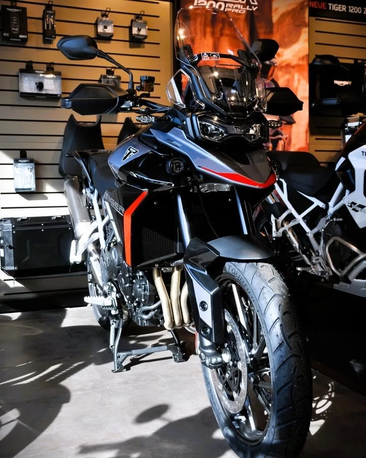 Vorschaubild für Post - Manchmal betritt man einen Showroom…
und manchmal betritt man eine Bühne. 🎭🏍️

Zwischen dem neuesten Zubehör, Motorradkleidung zum Wohlfühlen und Verkäufern, die mehr Benzin im Blut haben als Kaffee ☕🔥, steht sie da – die Tiger 1200 Rally Pro...

...und  jedes Detail sagt: „Setz dich drauf, wir reden später über Vernunft.“ 😌

Hier wird nicht einfach verkauft –
hier wird beraten, gefachsimpelt, gelacht
und ganz nebenbei Motorrad-Träume angezündet. ✨

Kurz gesagt:
Top Bike, starker Händler, Showroom zum Verlieben.
Reinkommen lohnt sich – rausgehen wird schwer. 😎🏁

#luebkemannundsievers #triumphbremen