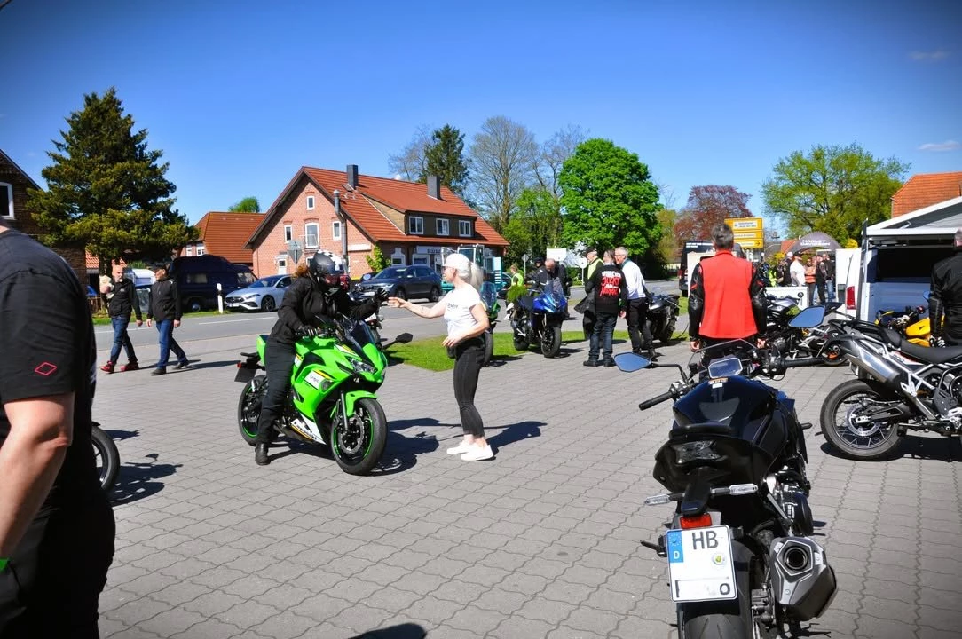 Vorschaubild für Post - ❄️🥶 Februar… ernsthaft?!
Während draußen noch die Handschuhe dicker sind als der Kaffee stark ist, scrollen wir durchs Handy und denken nur eins:

👉 Wann wird’s endlich wieder Sommer?! ☀️🏍️

Throwback zu unserem Sommer-Event letztes Jahr – Sonne, warme Motoren, lachende Gesichter und dieses Gefühl, wenn die Straße ruft und man einfach losfährt.
Kein Alltag. Kein Stress. Nur Kurven, Gespräche und ganz viel Benzin im Blut. 😍

Wir vermissen:
• Gemeinsame Ausfahrten
• Spontane Gespräche vorm Laden
• Das Geräusch startender Motoren statt Schneematsch

Aber hey: Vorfreude ist auch eine Art Spaß.
Der nächste Sommer kommt.
Und wir stehen bereit – für neue Touren, neue Geschichten und ganz viel gemeinsame Zeit auf der Straße.

#luebkemannundsievers