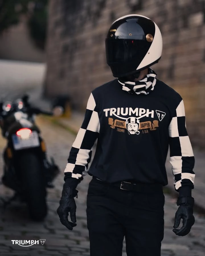 Vorschaubild für Post - Auch in diesem Jahr wieder erhältlich: Eine neue Kollektion von The Distinguished Gentleman's Ride!

Jeder Artikel der DGR x Triumph-Kollektion trägt dazu bei, das Bewusstsein für Prostatakrebs und Initiativen für die geistige Gesundheit von Männern durch den The Distinguished Gentleman's Ride weltweit zu erhöhen.

Bist du beim Ride am 17. Mai dabei? Wir haben die passenden Bekleidungsteile bei uns im Showroom, komm vorbei!
>> https://www.triumph-bremen.de/de <<
