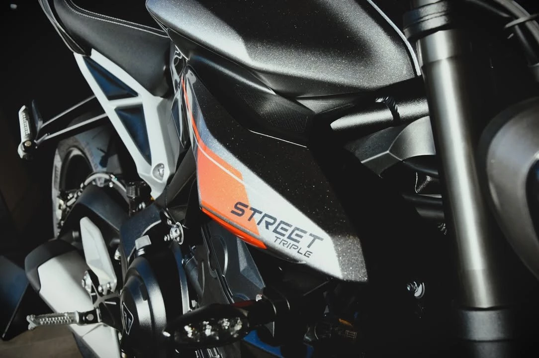 Vorschaubild für Post - Die Triumph Street Triple ist eines dieser Motorräder, bei denen man schon nach den ersten Metern merkt:
Die wurde nicht gebaut, um irgendwo schön rumzustehen.

Seit 2007 wird die Street Triple immer weiter geschärft — und genau so fühlt sie sich auch an.

Der 765er Dreizylinder hängt brutal sauber am Gas, dreht gierig hoch und liefert genau diesen Sound, bei dem man automatisch später bremst als geplant.

Und das Verrückte:
Sie wirkt dabei nie schwer oder überfordert.

Eher wie ein Motorrad, das ständig fragt:
„War das schon alles?“

Die Technik aus der Moto2 merkt man nicht auf dem Datenblatt — sondern in jeder schnellen Kurve.

Präzises Einlenken.
Stabiles Fahrgefühl.
Und dieses direkte Feedback, das sofort Vertrauen schafft.

Die Street Triple versucht gar nicht, everybody’s darling zu sein.

Sie ist gemacht für Leute, die beim Fahren grinsen wollen statt posen.
Kurz gesagt:
Zu wild für vernünftig.
Zu gut, um abzusteigen.

#luebkemannundsievers #triumphbremen