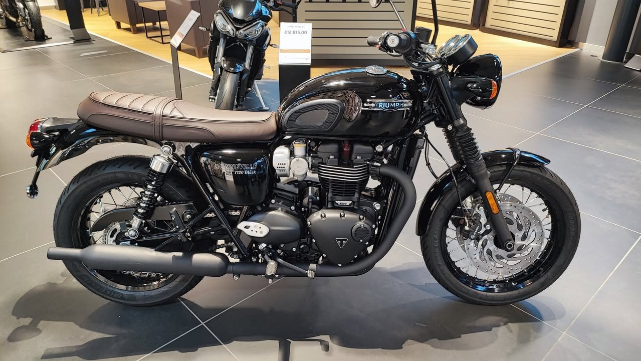 Vorschaubild für Post - BONNEVILLE FAMILIE
KUNDENVORTEIL IN HÖHE VON 1.000€ SICHERN*
Die legendäre Bonneville Familie steht für klassischen Stil und zeitlose Performance. Inspiriert von den ikonischen Bikes der 60er Jahre, verbinden die Modelle nostalgisches Design mit moderner Technik – für echten Charakter auf zwei Rädern.
Die Bonneville T120 steht für authentisches Design, hochwertige Verarbeitung und souveräne Leistung. Ideal für Fahrer, die klassischen Stil mit moderner Technik und Komfort verbinden möchten.
Wenn es etwas düsterer sein soll, steht die Bonneville T120 Black mit ihren dunklen Akzenten für kompromisslosen Stil und zeitlose Coolness.
Die Speedmaster ist die entspannte Cruiser-Version der Bonneville – tief, lang und souverän. Mit bequemer Sitzposition, großzügigem Drehmoment und edlem Look ist die Speedmaster ideal für entspannte Touren mit Stil.
Minimalistisch, muskulös, kompromisslos: Die Bobber interpretiert den Custom-Stil neu. Mit Solo-Sitz, flacher Linie und kraftvollem Twin-Engine-Sound ist er ein Statement für Individualisten.
Sichere Dir beim Kauf eines Motorrads aus der Bonneville-Familie bis zum 30.09.2025 einen Kundenvorteil in Höhe von 1.000€*!
* Angebot gültig für Bonneville T120, Bonneville T120 Black, Bonneville T120 Elvis Edition, Bonneville Bobber, Bonneville Speedmaster. Nicht gültig für TFC- und Icon-Modelle. Nur bei teilnehmenden Händlern und nur solange der Vorrat reicht. Nicht mit anderen Aktionen kombinierbar. Gültig bis 30.09.2025.
