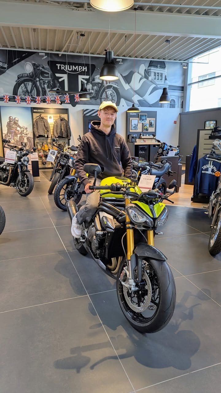 Vorschaubild für Post - Herzlichen Glückwunsch🎊
Wir gratulieren dir zu deiner neuen Triumph Speed Triple RX
und wünschen dir allzeit gute Fahrt. 🏍
#tiumph #triumphspeedtriple #triumphSpeedTripleRS #speedtriple #SpeedTripleRX #triumphofficial #triumphmotorcycles #triumphfahrer #triumphmotorrad #triumphlovers #TriumphFan #neuesMotorrad #neuesmotorradneuesglück #neuesbike #herzlichenglückwunsch #glückwunsch #allzeitgutefahrt #auslieferung #wuppertal #wuppertalmeinestadt #wuppertalelberfeld #wuppertalcity #Wuppertaler #elberfeld