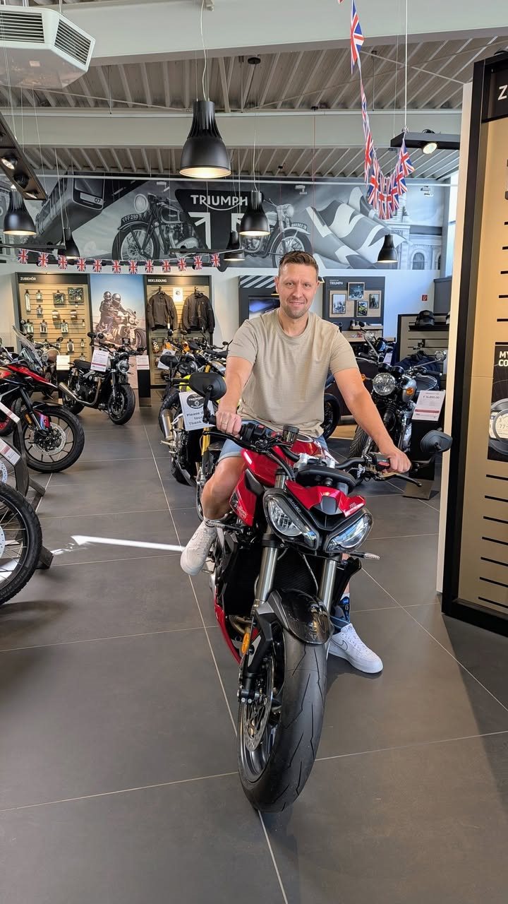 Vorschaubild für Post - Wir gratulieren dir zu deiner neuen Triumph Street Triple 765 RS und wünschen dir ganz viel Freude am Fahren.🏍
Vielen Dank für dein Vertrauen🤝
#triumph #triumphmotorcycles #triumphofficial #triumphstreettriple #triumphstreettriple765 #triumphstreettriple765rs #speedtriple765r #triumphmotorrad #neuesmotorrad #neuesmotorradneuesglück #auslieferung #motorradauslieferung #herzlichenglückwunsch #glückwunsch #gratulation #allzeitgutefahrt #vielspaß #