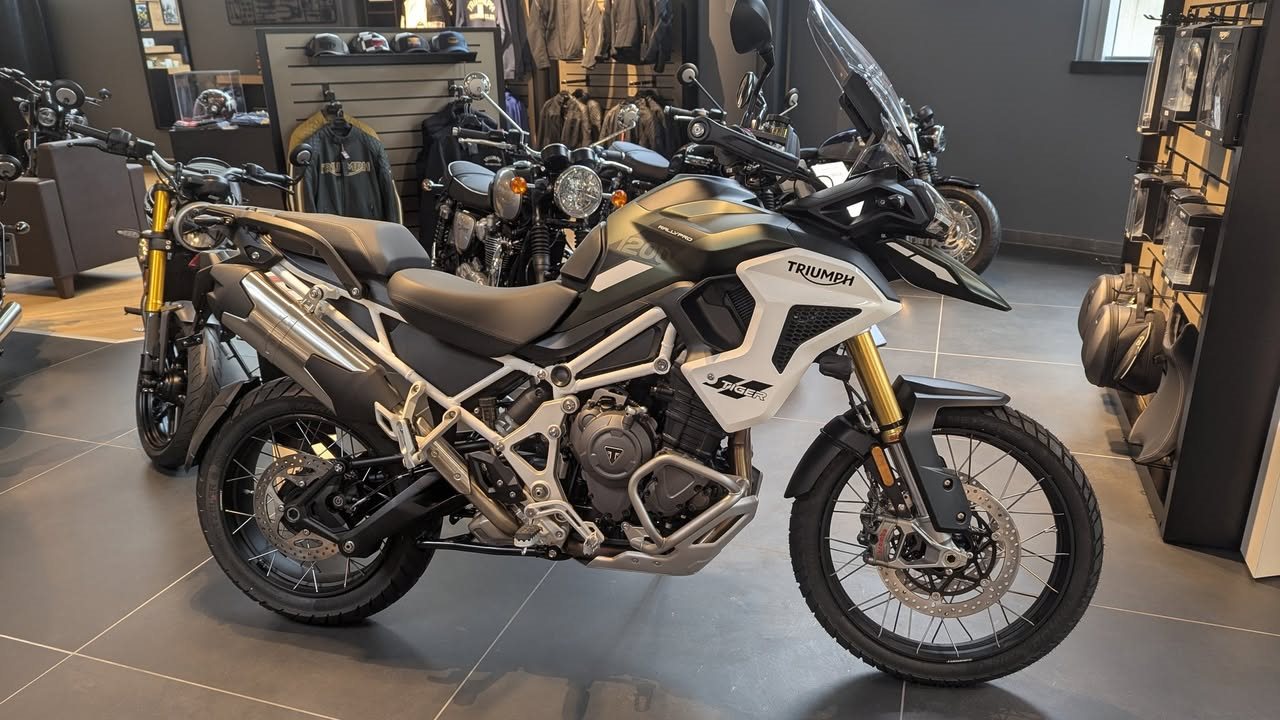 Vorschaubild für Post - TIGER 1200
KUNDENVORTEIL IN HÖHE VON 2.000€ SICHERN*
Während die GT-Modelle auf hohen Straßenkomfort für Abenteuer in der Stadt, echte Langstreckentauglichkeit und alles, was dazwischen liegt, ausgelegt sind, wurden die Rally-Modelle für maximale Geländetauglichkeit entwickelt. Übrigens: Beide Modellreihen gibt es außerdem als "Explorer"-Variante, bei der ein 30-Liter-Kraftstofftank für noch mehr Reichweite verbaut ist. Weiterhin können die "Explorer"-Modelle mit dem radargestützen Totwinkel-Assistent, der in Kooperation mit Continental entwickelt wurde, aufwarten.
Kaufe während des Aktionszeitraums bis 30.09.2025 eine Tiger 1200 und sichere Dir einen Kundenvorteil in Höhe von 2.000€*!