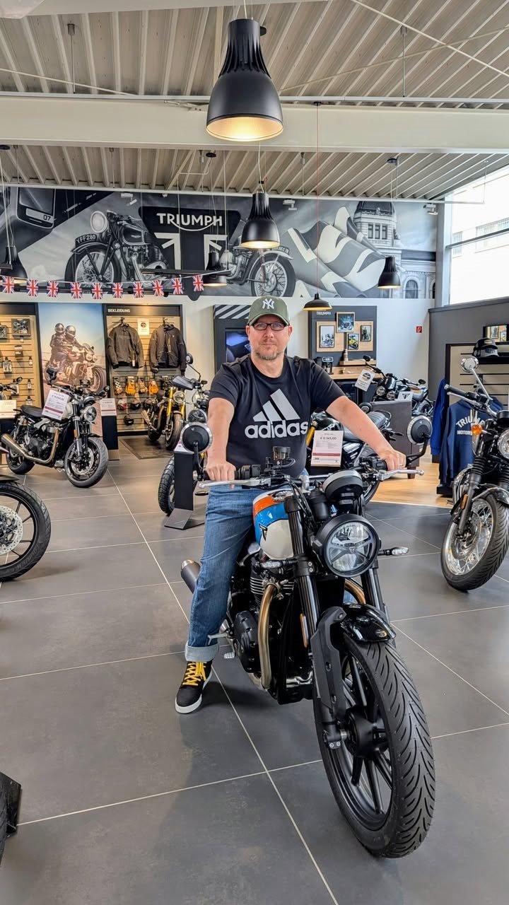 Vorschaubild für Post - Herzlichen Glückwunsch🎊
Wir gratulieren dir zu deiner neuen Triumph Speed Twin 900 und wünschen dir ganz viel Freude mit deinem neuen Flitzer. 🏍
Vielen Dank für dein Vertrauen🤝
#triumph #triumphmotorcycles #triumphofficial #triumphspeedtwin #triumphspeedtwin900 #triumphspeedtwin1200cc #triumphspeedtwin900custom #speedtwin #speedtwin900 #speedtwin900cc #speedtwin900 #triumphmotorrad #triumphmotorraddeutschland #triumphbike #neuesbike