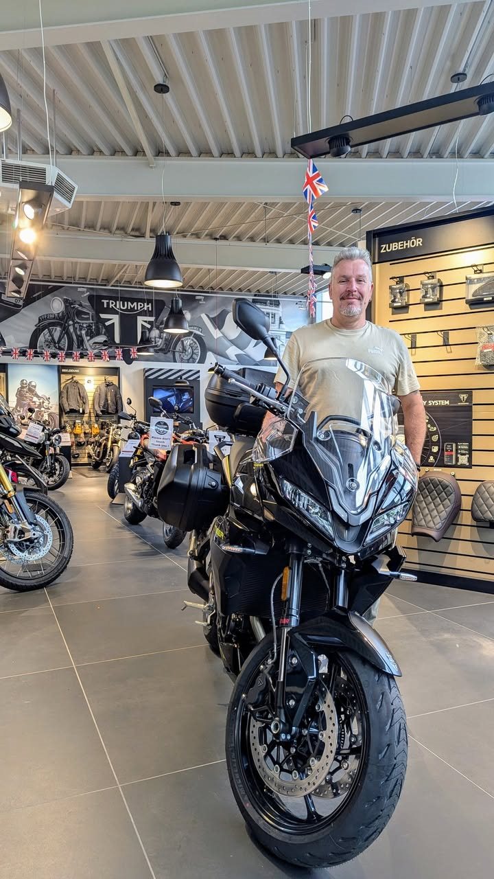 Vorschaubild für Post - Wir gratulieren dir zu deiner neuen Triumph Tiger Sport 800 und wünschen dir ganz viel Freude am Fahren.🏍

Vielen Dank für dein Vertrauen🤝

#triumph #triumphmotorcycles #triumphofficial #triumphstreettriple #triumphtiger800 #triumphtigersport800 #Tiger800Sport #triumphmotorrad #neuesmotorrad #neuesmotorradneuesglück #auslieferung #motorradauslieferung #herzlichenglückwunsch #glückwunsch #gratulation #allzeitgutefahrt #vielspaß #