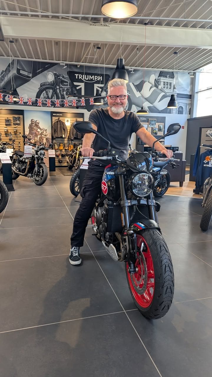 Vorschaubild für Post - Herzlichen Glückwunsch🎊
Wir gratulieren dir zu deiner neuen Triumph Trident 660 und wünschen dir allzeit gute Fahrt. 🏍
Vielen Dank für dein Vertrauen🤝
#triumph #triumphmotorcycles #triumphofficial #triumphtrident #triumphtrident660 #trident #trident660 #neuesmotorrad #auslieferung #motorrad #herzlichenglückwunsch #allzeitgutefahrt #vielspaß #wuppertal #wuppertalelberfeld #wuppertalcity #wuppertalmeinestadt #elberfeld #viral