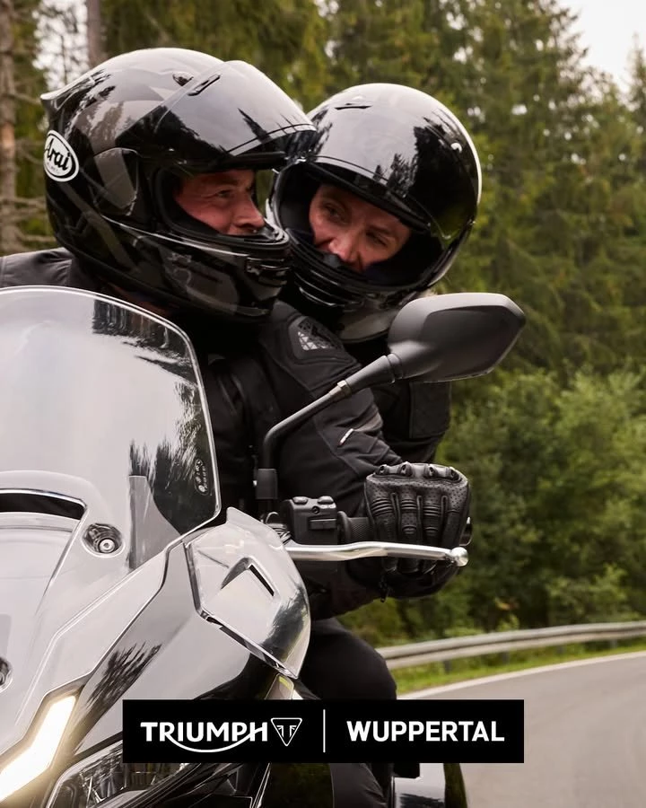 Vorschaubild für Post - Richtig angezogen durch den Herbst! 🍁
Die Tage werden kühler - jetzt kommt es auf die richtige Motorradbekleidung an! 🧤🧥
Mit den richtigen Handschuhe von Triumph schützt du dich vor kalten Überraschungen.
So bleibst du nicht nur stylisch, sondern auch sicher unterwegs, egal wie unbeständig das Wetter wird. 🍂💨
Probefahren, Beratung und Verkauf bei Triumph Wuppertal in der Unterstraße 18-28
42107 Wuppertal oder unter www.triumph-wuppertal.de.
#triumph #wuppertal #wuppertalelberfeld #wuppertalcity #triumphmotorcycles #triumphofficial #triumphdeutschland #triumphmotorrad #triumphfans