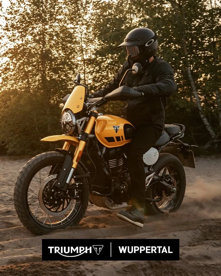 Vorschaubild für Post - Ein Motorrad für Einsteiger - Die Scrambler 400XC
Die Triumph Scrambler 400XC ist ein ideales Einsteiger-Bike, weil sie Leistung, Kontrolle und Fahrspaß perfekt ausbalanciert. Mit rund 40 PS bietet sie genug Power, um auch nach den ersten Fahrstunden Spaß zu machen. Das geringe Gewicht und das gutmütige Handling geben neuen Fahrerinnen und Fahrern viel Vertrauen. Moderne Assistenzsysteme wie ABS und Traktionskontrolle erhöhen die Sicherheit, während das robuste Fahrwerk und die höhere Bodenfreiheit auch kleine Abstecher ins Gelände erlauben. 
So kombiniert die Scrambler 400XC Stil, Vielseitigkeit und einfache Beherrschbarkeit – genau das, was man sich als Motorrad-Neueinsteiger wünscht.
Probefahren, Beratung und Verkauf bei Triumph Wuppertal in der Unterstraße 18-28
42107 Wuppertal oder unter www.triumph-wuppertal.de.
#triumph #wuppertal #wuppertalelberfeld #wuppertalcity #triumphmotorcycles #triumphofficial #triumphdeutschland #triumphmotorrad #triumphfans #neuesmotorrad #jederistmalanfänger #scrambler400xc