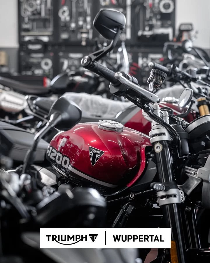 Vorschaubild für Post - ❄️ Mach dein Bike winterfit! 🏍️❄️
Der Winter steht vor der Tür – und dein Motorrad verdient ein bisschen Pflege, bevor es in den Winterschlaf geht. 🔧✨
👉 Checkliste für echte Biker:
✅ Gründlich reinigen (Salz & Schmutz = Rost!)�
✅ Kette ölen & Schmierstellen fetten�
✅ Batterie ausbauen oder ans Ladegerät hängen�
✅ Reifendruck leicht erhöhen�
✅ Abdecken – aber atmungsaktiv!
Dann heißt’s: Ruhig bleiben, Frühling kommt schneller als du denkst 😎🌤️
Probefahren, Beratung und Verkauf bei Triumph Wuppertal in der Unterstraße 18-28
42107 Wuppertal oder unter www.triumph-wuppertal.de.
#triumph #wuppertal #wuppertalelberfeld #wuppertalcity #triumphmotorcycles #triumphofficial #triumphdeutschland #triumphmotorrad #triumphfans #neuesmotorrad #Schrauberzeit #winterfit