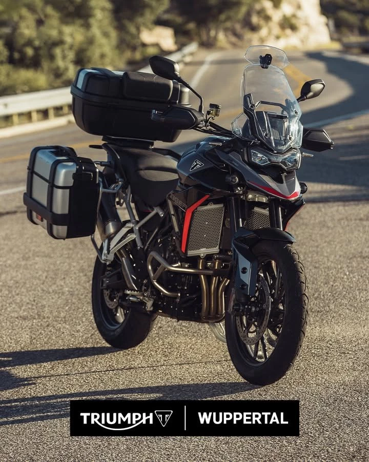Vorschaubild für Post - 🏍️🎒 Bereit für den nächsten Bike-Trip?

Du planst einen Bike Trip? Fantastisch! Die Gepäcktaschen von Triumph sind speziell dafür entwickelt und bringen ausgefeilte Funktion, ein schickes Design und einen hohen Sicherheitsstandard mit.
Schaue bei uns in Wuppertal vorbei und lasse dich individuell beraten.

Nun hast du eine super Gepäcktasche, also lass uns deine Packliste checken! Denn wer smart packt, fährt entspannter. 😎

Hier die Basics, die auf keiner Tour fehlen dürfen:�
🧤 Schutzkleidung & Regenzeug�
🧰 Werkzeug & Ersatzsicherungen�
🗺️ Navi oder Handyhalterung�
🧴 Sonnencreme & Powerbank�
💧 Wasserflasche & Snacks�
📄 Papiere & Erste-Hilfe-Set

Tipp: Leicht packen – Gewicht gleichmäßig verteilen und wichtige Dinge griffbereit halten. 🔧
Was darf bei DIR auf keiner Tour fehlen? Schreib’s in die Kommentare 👇