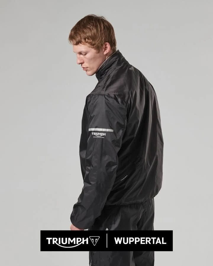 Vorschaubild für Post - 🌧️🏍️ Es ist nass? Du fährst Motorrad?�

Dann brauchst du das richtige Equipment! 

Unsere Regenjacken und Handschuhe halten dich trocken –�egal ob Nieselregen oder Wolkenbruch. ☔️
💧 Wasserabweisend. Atmungsaktiv. Bequem.�

Damit du dich auf das konzentrieren kannst, was zählt: Fahren! 🏍️

Probefahren, Beratung und Verkauf bei Triumph Wuppertal in der Unterstraße 18-28
42107 Wuppertal oder unter www.triumph-wuppertal.de.

#triumph #wuppertal #wuppertalelberfeld #wuppertalcity #triumphmotorcycles #triumphofficial #triumphdeutschland #triumphmotorrad #triumphfans
