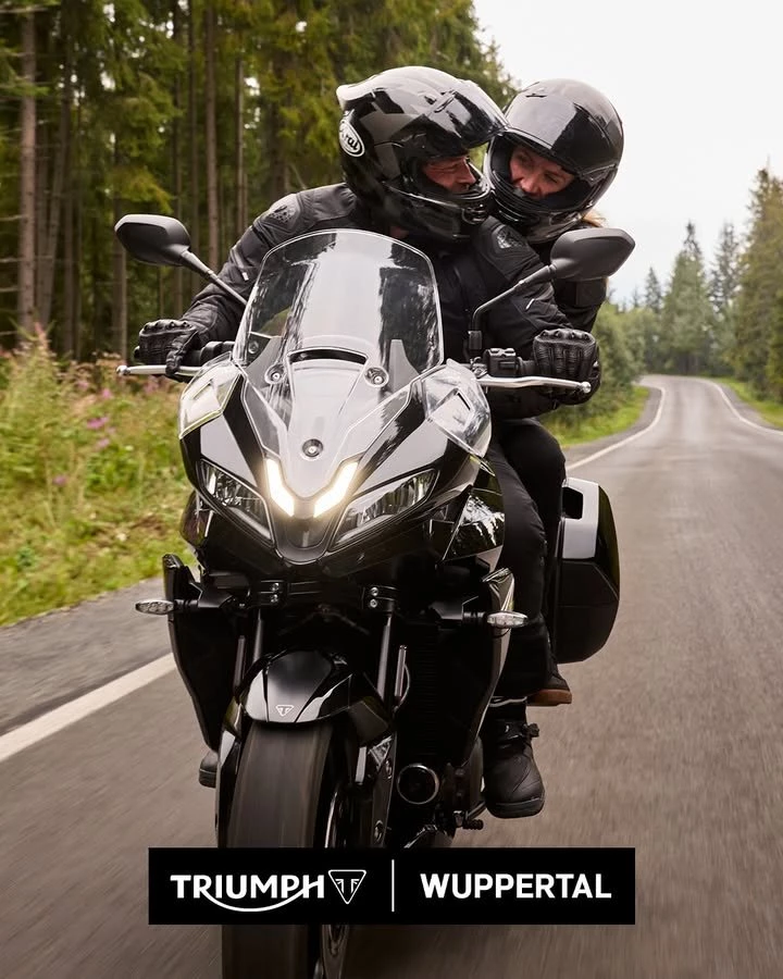 Vorschaubild für Post - 🏍️💛 Motorradfreundschaften – Wie hast du deinen Bikerbuddy gefunden?

Auf zwei Rädern entstehen Freundschaften, die man so nirgendwo anders findet.�Ob an der Ampel, im Motorradladen, bei der ersten Ausfahrt oder ganz zufällig auf einem Parkplatz – manchmal reicht ein Blick aufs Bike und schon ist man im Gespräch.

Dein Bikerbuddy ist die Person, die immer sagt: „Nur eine kurze Runde“, und dann wird’s ein ganzer Tag. Die Person, die die besten Strecken kennt – oder mit dir neue entdeckt. 🤝✨

👉 Wie habt ihr euch kennengelernt?�Erzähl’s uns in den Kommentaren – jede Story ist einzigartig!

Probefahren, Beratung und Verkauf bei Triumph Wuppertal in der Unterstraße 18-28
42107 Wuppertal oder unter www.triumph-wuppertal.de.

#triumph #wuppertal #wuppertalelberfeld #wuppertalcity #triumphmotorcycles #triumphofficial #triumphdeutschland #triumphmotorrad #triumphfans #bikerbuddy