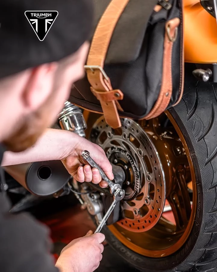 Vorschaubild für Post - Bike ready? Hier ein kleiner Frühjahrscheck.

👉 Reifen: Luftdruck prüfen, Profil kontrollieren und auf Risse oder Standplatten achten

👉 Bremsen: Bremsbeläge, Scheiben und Bremsflüssigkeit checken

👉 Kette & Antrieb: Reinigen, schmieren und Kettenspannung einstellen

👉 Flüssigkeiten: Ölstand, Kühlflüssigkeit und ggf. Kupplungsflüssigkeit prüfen

👉 Batterie: Ladezustand kontrollieren, Pole säubern

👉 Beleuchtung: Licht, Blinker und Bremslicht testen

👉 Fahrwerk & Lenkung: Auf Spiel, Undichtigkeiten und Leichtgängigkeit achten

👉 Allgemeiner Check: Schrauben, Spiegel, Hupe und Gaszug überprüfen

Tipp: Nach der ersten Fahrt alles noch einmal kurz nachkontrollieren – sicher ist sicher.

Probefahren, Beratung und Verkauf bei Triumph Wuppertal in der Unterstraße 18-28
42107 Wuppertal oder unter www.triumph-wuppertal.de

#triumphmotorcycle #bikerlife #triumphdeutschland #frühjahrscheck