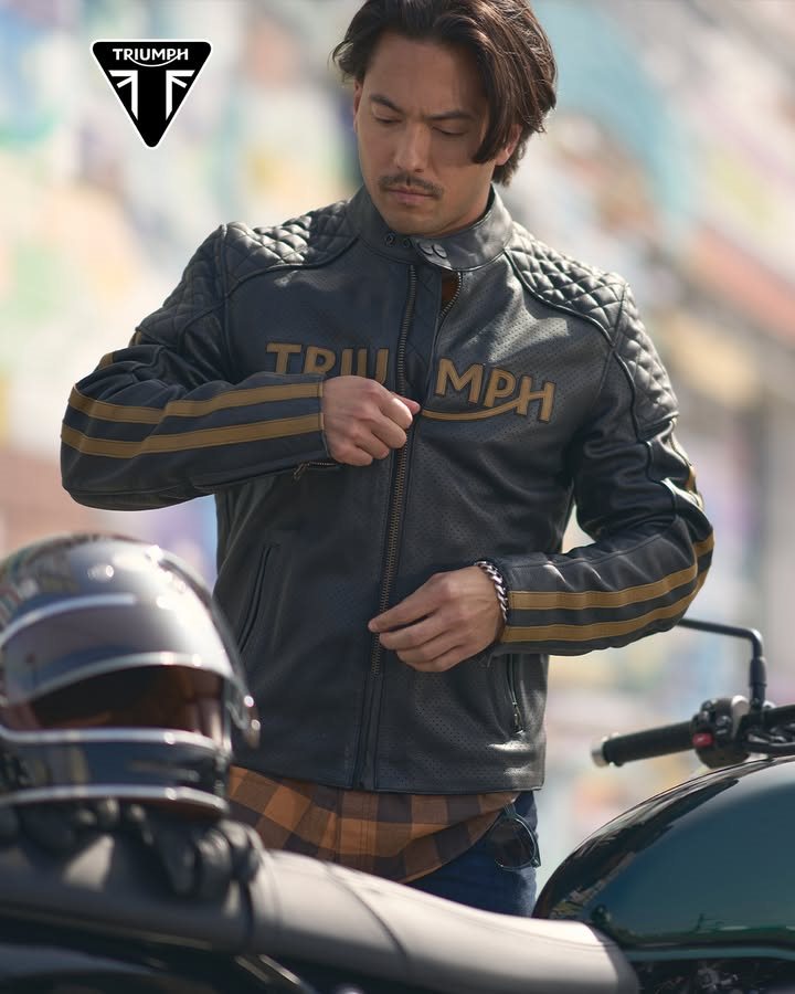 Vorschaubild für Post - Tipps zum Motorradfahren bei Hitze:

👉 Trinken, trinken, trinken
👉 Luftige Schutzkleidung statt T-Shirt
👉 Regelmäßige Pausen im Schatten

Stay safe mit der Braddan Air Race Jacke!

Probefahren, Beratung und Verkauf bei Triumph Wuppertal in der Unterstraße 18-28
42107 Wuppertal oder unter www.triumph-wuppertal.de

#triumphmotorcycle #bikerlife #triumphdeutschland #letsgo #Hitze