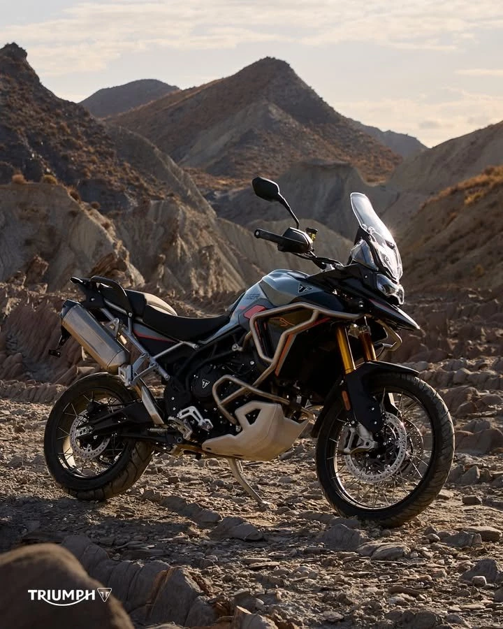 Vorschaubild für Post - Abgestimmt auf den anspruchsvollen Geländeeinsatz – mit Drehmoment, Traktion und Präzision für kompromisslosen Adventure-Fahrspaß. 👌

Die neue Tiger 900 Desert Edition ist jetzt bei uns bestellbar.
Nur bis 30.06.2026 mit ganzen 1.000 € Kundenvorteil*, Angebotsdetails siehe Webseite!

🔗 www.triumph-wuppertal.de