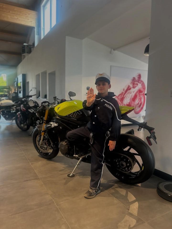Vorschaubild für Post - 🚦🏍️ Achtung, liebe Motorradfreunde 🏍️🚦
Der Blitzermarathon ist diese Woche!!
Also schalte einen Gang runter und macht den Blitzer keine Freude 
#speedtriplebesserschieben#triumph#triumphgermany#blitzer#saftyfirst⚠️#besserdiesewochekeinknieschleifen