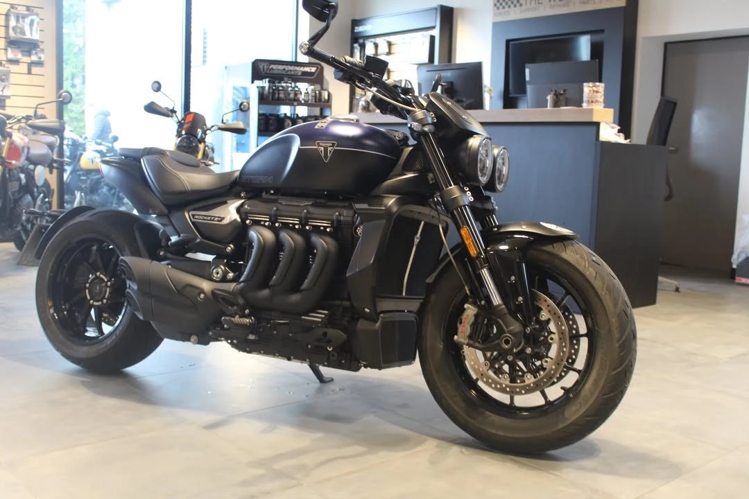 Vorschaubild für Post - Vorführer-Angebot: Triumph Rocket 3 R Storm 🔥
Die stärkste Serienmaschine der Welt wartet auf dich! 💪
Erlebe 2.458 cm³, 225 Nm Drehmoment und puren Charakter – jetzt als Vorführfahrzeug zu einem unschlagbaren Preis! 🏍️⚡
👉 Triumph Rocket 3 R Storm
✔️ Vorführfahrzeug – top gepflegt
✔️ Sofort verfügbar
✔️ Wuchtiger Triple-Sound & unglaublicher Fahrkomfort
✔️ Inklusive Triumph-Garantie & Händler-Check
💥 Nur solange der Vorrat reicht – einmalige Gelegenheit für echte Enthusiasten!
https://suchen.mobile.de/fahrzeuge/details.html?id=439041064&secret=ec3780f9738c09dda19d59dbfe755d72
#Triumph #Rocket3RStorm #Vorführer #PowerCruiser #RideTriumph #Motorradliebe