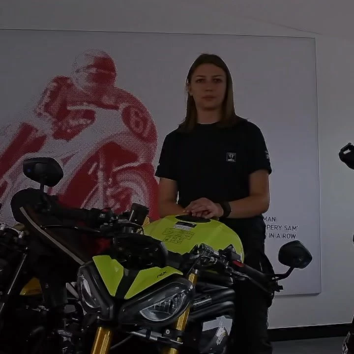 Vorschaubild für Post - Ein zweiter Blick auf’s Team 👀
Weiter geht’s mit unserer Mitarbeitervorstellung, dieses Mal mit Frauen-Power! Amelie hat sich den Fragen unseres Kurzinterviews gestellt und teilt interessante Einblicke in ihre Arbeit und unser Team. Erfahrt aus erster Hand, wie es bei uns läuft und was die Lieblingstätigkeit von Amelie bei uns ist. Viel Spaß!

#triumphschwaebischealb #mitarbeiter #triumphmotorcycles #heroldstatt #bikelife #team #triumphgermany #fortheride #performance #geileleute #spassbeiderarbeit #ausbildung #zweiradmechaniker 

P.S.: Startet gut und den #Movember und habt ein schaurig-schönes Halloween 🎃