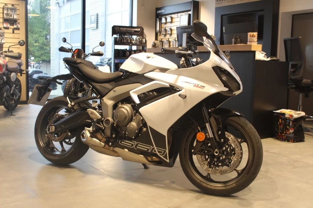 Vorschaubild für Post - Wenn auch du 2026 sportlicher angehen möchtest starte durch mit unserer Daytona

A2 tauglich 

Erlebe Fahrfreude in jeder Kurve. Die Triumph Daytona 660 kombiniert rasante Performance, präzises Handling und modernes Design 

https://m.mobile.de/fahrzeuge/details.html?id=438942170&utm_campaign=socialbuttons&utm_source=linkcopy&utm_content=web_desktop_vip&utm_medium=social