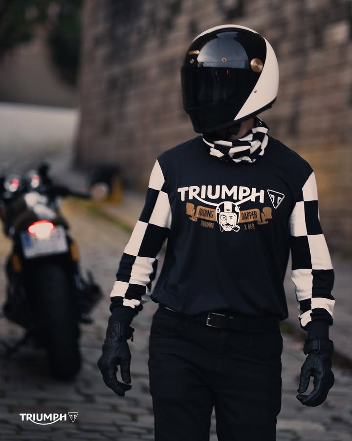 Vorschaubild für Post - Auch in diesem Jahr wieder erhältlich: Eine neue Kollektion von The Distinguished Gentleman's Ride!

Jeder Artikel der DGR x Triumph-Kollektion trägt dazu bei, das Bewusstsein für Prostatakrebs und Initiativen für die geistige Gesundheit von Männern durch den The Distinguished Gentleman's Ride weltweit zu erhöhen.

Bist du beim Ride am 17. Mai dabei? Wir haben die passenden Bekleidungsteile bei uns im Showroom, komm vorbei!
>> https://www.triumph-schwaebische-alb.de <<